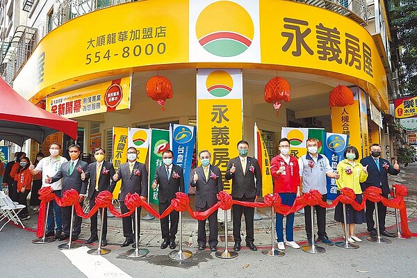 永義房屋-人機合體現代新仲介,全台首店高雄盛大開幕,在集團資源挹注下,半個月業績突破400萬元大關。(永慶房產集團提供)