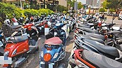 機車圍機車　桃園市府園區違停離譜