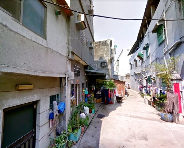 根據實價登錄顯示，一間位於高雄旗津中洲三路108巷66號的51年老公寓，今年4月完成買賣交易，成交價僅10萬元。圖／截自Google Maps