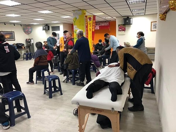 中和區復興里不時會有按摩的活動，讓不少長者們可以來活動中心放鬆心靈。（圖／尤敏玉提供）