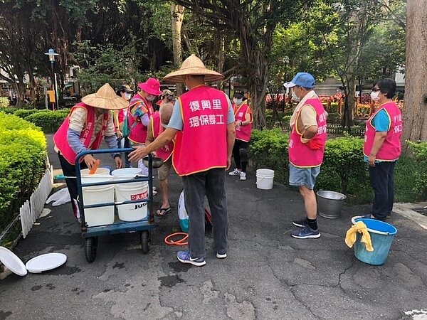 復興里成立環保義工團隊，定時維護社區的環境整潔。（圖／尤敏玉提供）