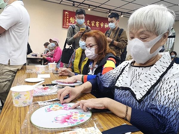 復興里的長者們享受在各種課程活動中，也增進彼此間的情感。（圖／尤敏玉提供）
