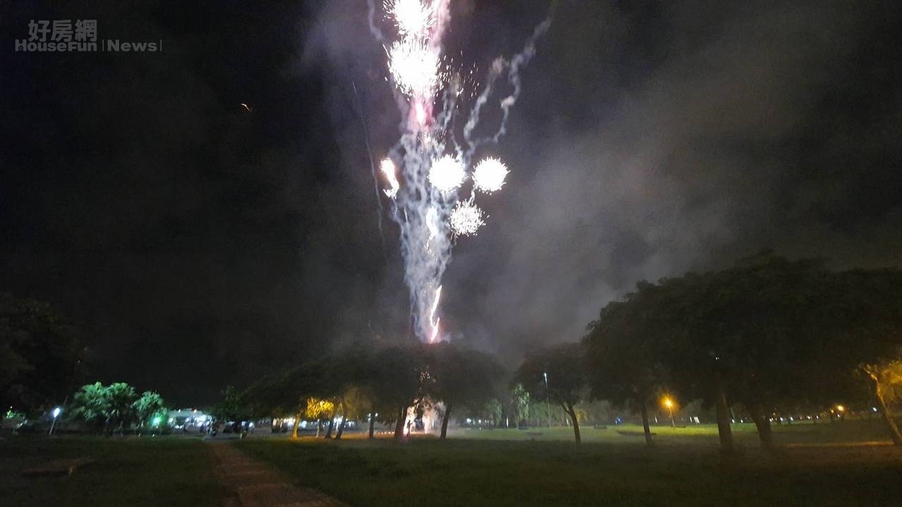 台南市林默娘公園前天深夜有民眾施放爆竹煙火，遭環保局稽查人員開罰單。圖／南市環保局提供