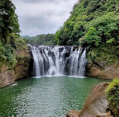 今日為中秋連假第二天,根據人潮儀表板,平溪十分瀑布和烏來風景區,車流量顯示超過40%,金山中角衝浪中心也超過30%,侯友宜呼籲民眾停止前往。圖/翻攝自Google map