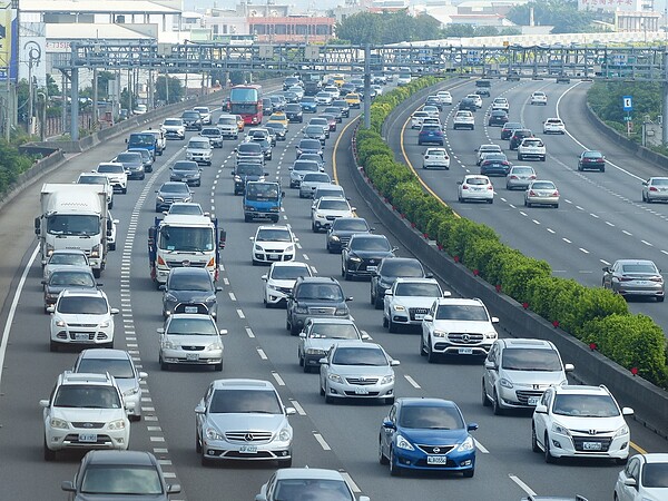 國道1號從彰化系統交流道到彰化交流道南下路段，上午車多擁塞，車速約在30公里到40公里之間，車輛走走停停。記者劉明岩／攝影 