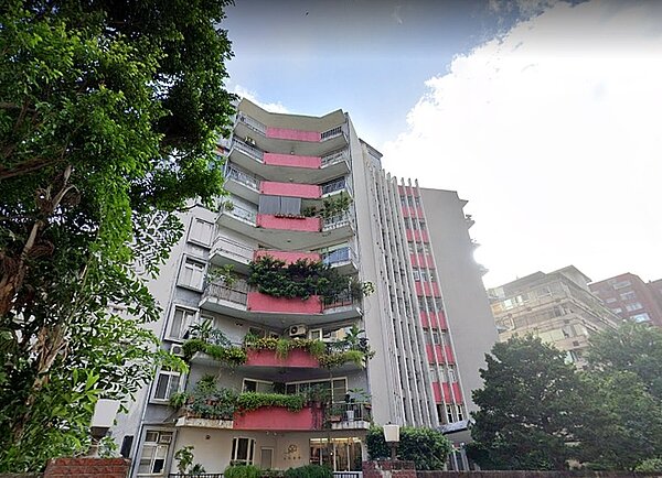 「共和大廈」都更案啟動,該案早期為華航起家厝,未來預計興建地上20層、地下4層,建築高度約73.6公尺的豪宅建案,擁有燙金門牌。圖/google map