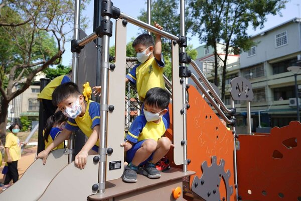 竹市「進擊的公園2.0」首座啟用，興南公園擁全市首座彈跳網。圖／新竹市城銷處提供