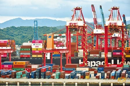 惠譽信評最新下修2021年全球 GDP 增長至 6.0％，低於6月 6.3％的估值，美國、中國大陸的GＤＰ年增率均同步下修，台灣則是少數上調國經濟體之一，已先一步公布估測台灣經濟2021年增率可達6.0％，較前次預測4.5％大幅上修。圖為基隆港、貨櫃、碼頭、海運運輸、運價、運費、物流倉儲。（本報資料照片）