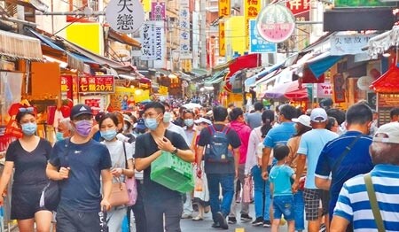 中秋連假第2天,新北市淡水老街19日出現許久未見的出遊人潮。圖/記者陳君瑋攝影