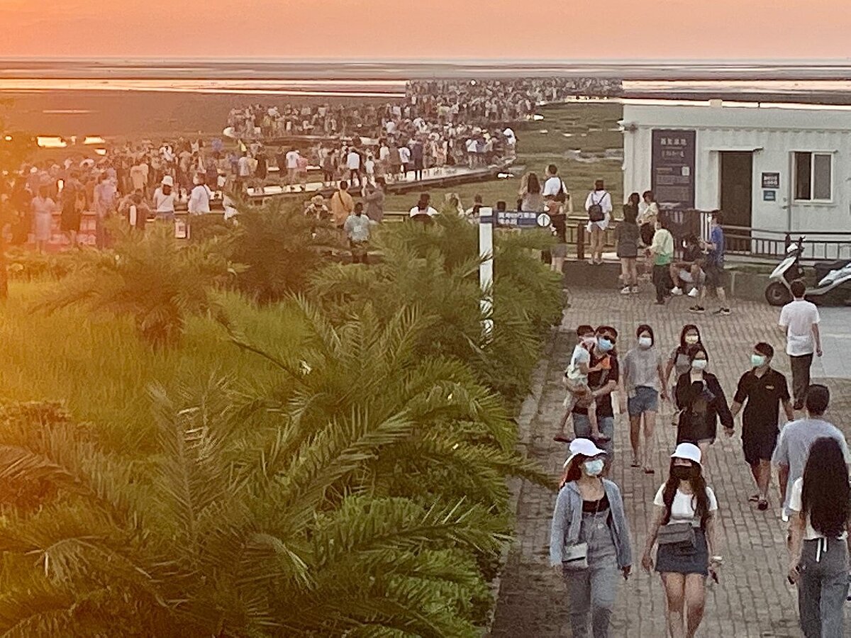 高美濕地遊客多,台中市府和警方都到場疏導管制。圖/記者游振昇翻攝