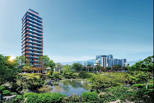 新莊副都心高價宅「京雅苑」周邊環境佳,且因藝人吳奇隆購買而聲名大噪,今年4月交易的5樓戶,以總價5120萬元成交,讓持有快五年的賣方小賺190萬元;2019年年底賣出的15樓戶、獲利345萬。圖/google map