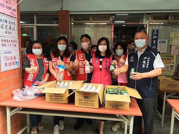 尹俊富於母親節發放洗手乳、消毒酒精,呼籲里民注重防疫。圖/取自信義區正和里尹俊富臉書