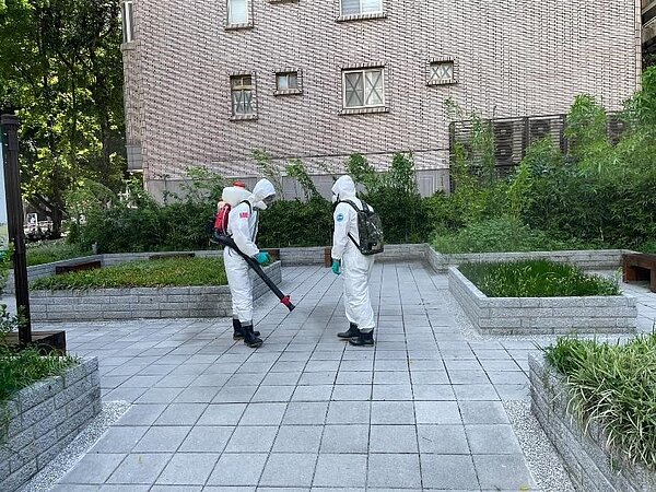 正和里里內多次進行例行消毒工作,以降低病毒肆虐之風險。圖/取自信義區正和里尹俊富臉書