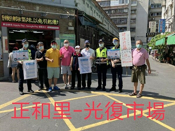 尹俊富會在光復市場外舉牌宣導分流、配戴口罩等正確防疫觀念。圖/取自信義區正和里尹俊富臉書