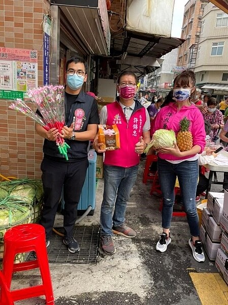 長春里溫馨五月天的母親節活動。圖／取自台北市信義區改善民俗委員會長＆長春里里長 許錦忠臉書