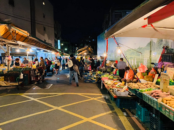 虎林市場是熱門的黃昏市場，適合上班族下班時順道採買食物。圖／截自虎林市場粉絲專頁