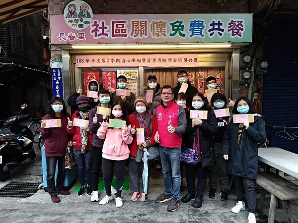 許錦忠做事盡心盡力，頗受里民愛戴。圖／取自台北市信義區改善民俗委員會長＆長春里里長 許錦忠臉書