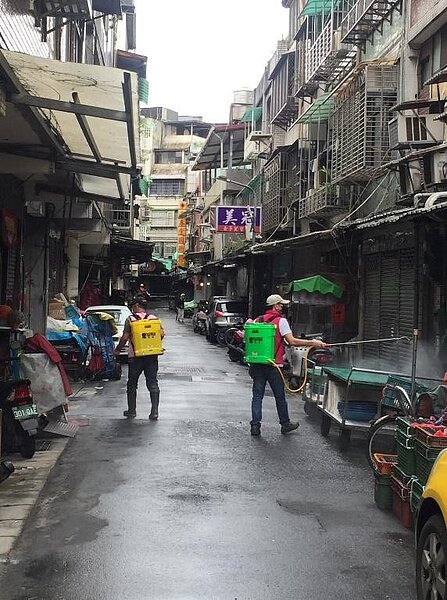 長春里自行購買電動噴霧機，來增加里內消毒頻率。圖／取自台北市信義區改善民俗委員會長＆長春里里長 許錦忠臉書
