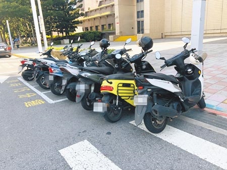 台北市外送員臨時停車格常遭貪圖方便的民眾違停，讓外送員看得到停不到。圖／記者楊亞璇攝影