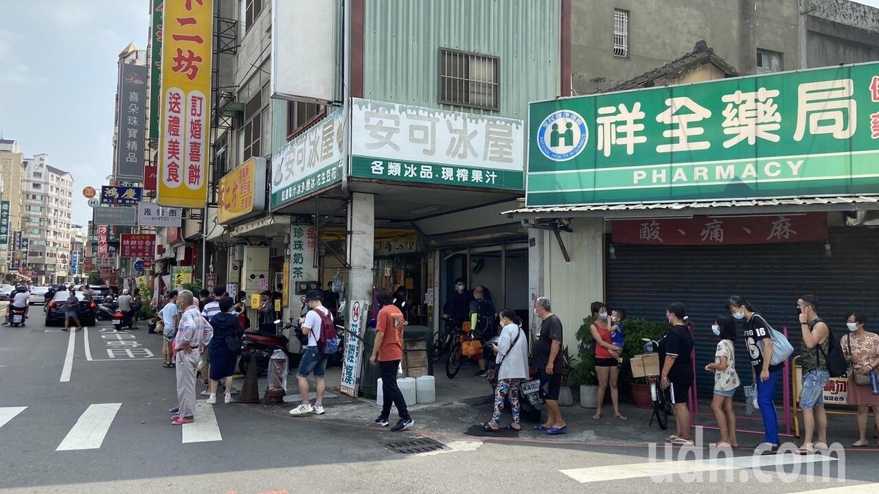 彰化市蛋黃酥名店不二坊在中秋節前再度開放今、明二天給民眾現場購買，今天已有不少民眾排隊數小時，警方也出動員警勸導排隊者要保持社交距離。記者林宛諭／攝影