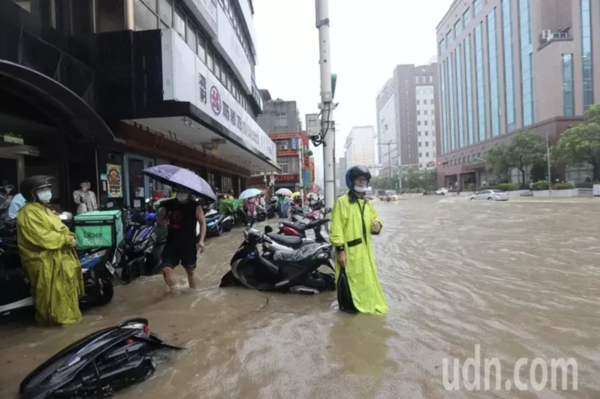 2021年6月4日台北下午後雷陣雨，雨勢相當大，忠孝東路等多處地區開始淹水。 圖／聯合報系資料照