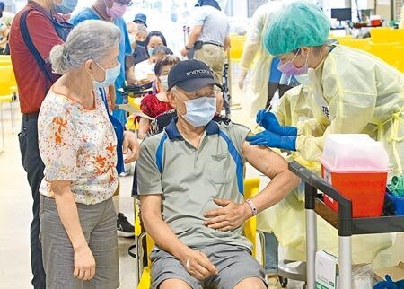 國內仍有200萬人苦等不到第2劑莫德納,台大公衛教授詹長權認為,應該利用BNT疫苗供貨穩定,將BNT疫苗作為混打首選,以加速兩劑疫苗覆蓋率,才有足夠保護力。圖為長者接受疫苗施打。圖/記者陳君瑋攝影