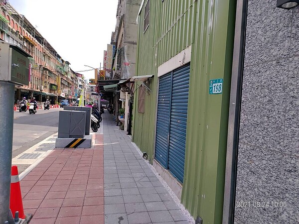 經多次會勘協調後,民眾自行退縮違章建築,使道路能完整更新改善。圖/新北市工務局提供