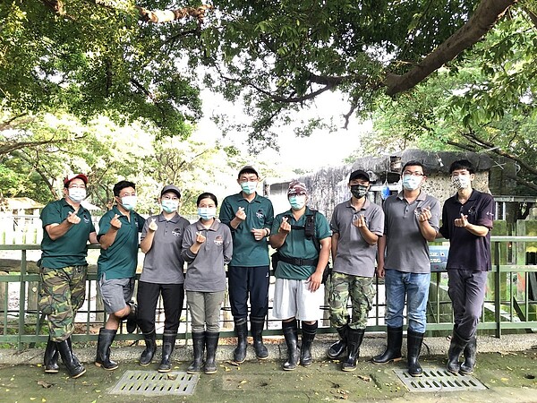 高雄市壽山動物園現有22名保育員,年紀31歲至62歲不等,最近招兵買馬2個職缺,吸引30人應徵。保育員團隊全年都要有人留守,包含農曆年除夕、颱風天仍要排班照顧動物。記者王慧瑛/攝影