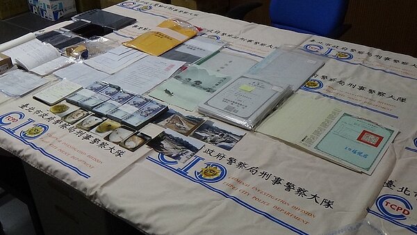 警方查扣作案用客戶資料、合約書、塔位權狀、生前契約書、手機等證物。圖／記者李隆揆翻攝