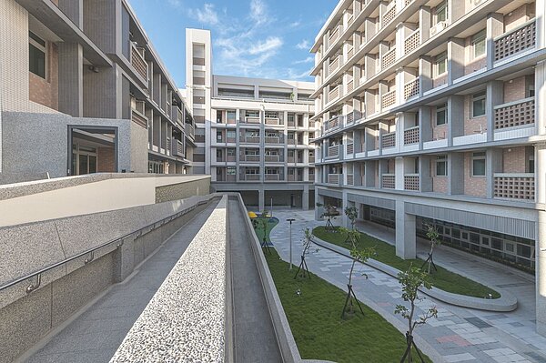 「梧棲三民好宅」全棟規劃地下1層、地上7層,提供300戶出租單元,並設有托嬰中心、日間照護及社會服務。圖/台中市住宅處提供