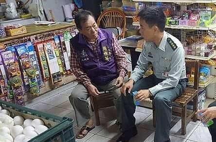 周世英傾聽心聲。圖／周世英提供