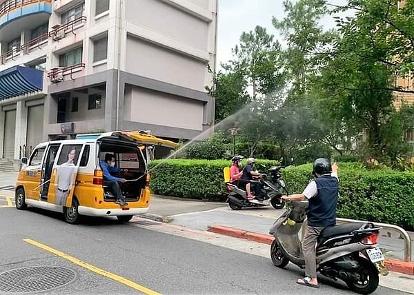 整頓樹叢，維護環境安全。圖／周世英提供