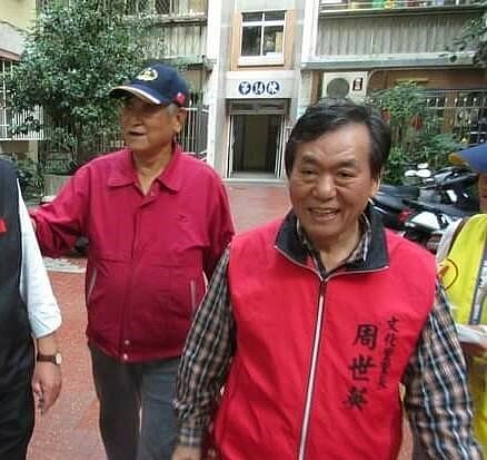 擁抱鄉親。圖／周世英提供