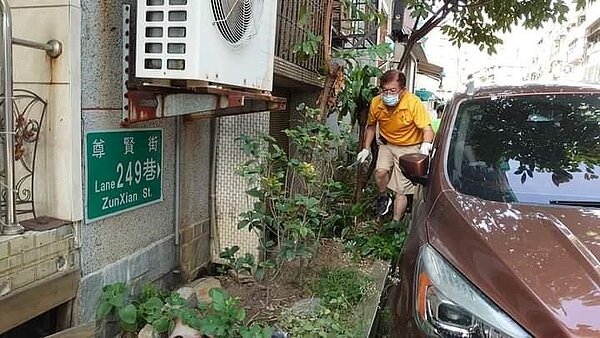 修剪整理尊賢郵局旁花木。圖/潘陳金娥攝影