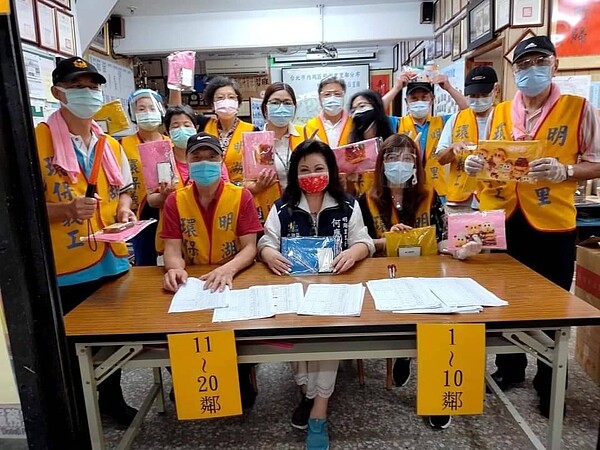 何應賢在父親節時發放精美紀念品小禮物給里內的父親,以表感謝之意。圖/取自明湖里辦公室臉書