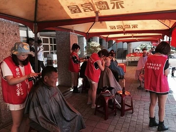 公益活動,愛心商家搭棚贊助。圖/里長提供