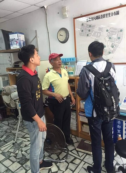 和里民溝通。圖/里長提供