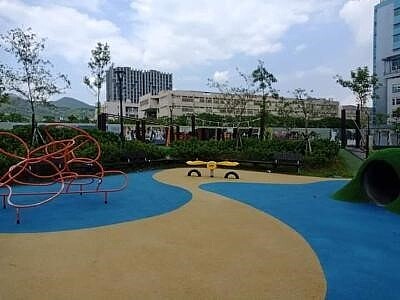 徜徉港墘公園藍黃相間的地磚。圖/里長提供