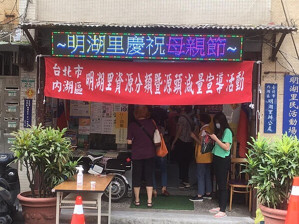 何應賢在母親節時,發放宣導品給里民,禮輕意重表達其感謝。圖/取自明湖里辦公室臉書