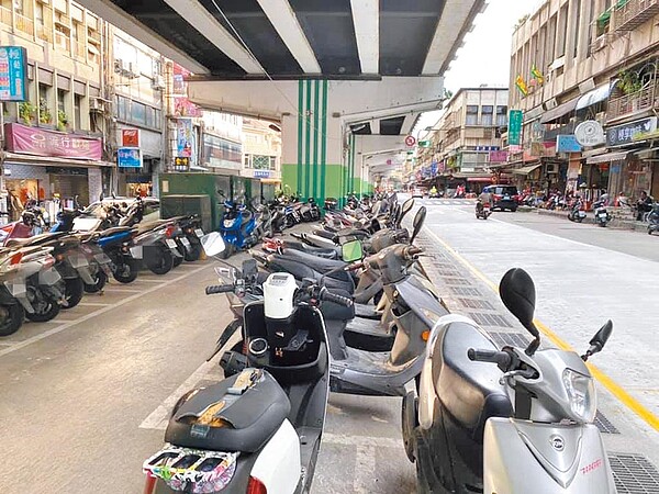 基隆市政府計畫在愛一路中正高架橋下,設置二層樓鋼構機車停車場。(基隆市議員童子瑋提供/陳彩玲基隆傳真)