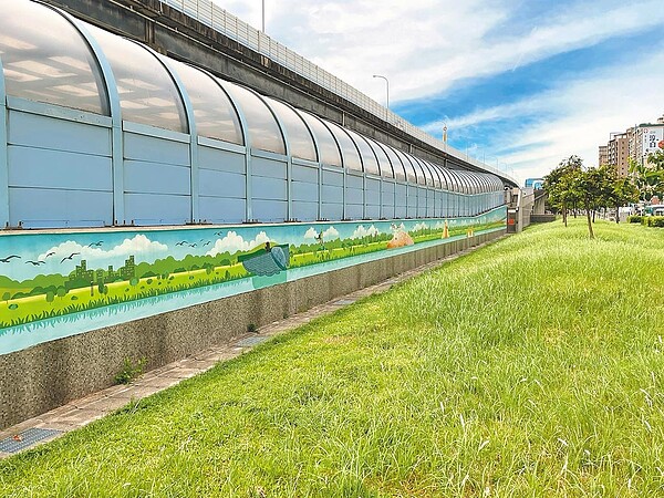 三重機捷出土段有塊空地,設施規畫案卡在景觀處近一年,引發議員怒批「景觀處不認真」。(李翁月娥提供/戴上容新北傳真)