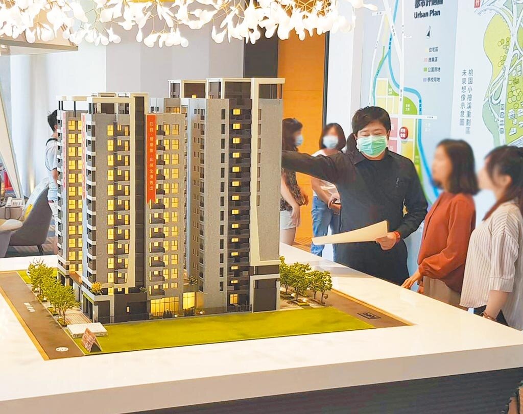 這些年來六都每戶可支配所得增加22.4%,但房價漲幅達76.7%,房價漲幅比所得高出2.4倍,代表國人購屋壓力,呈現倍數成長。圖為看房人潮。圖/業者提供