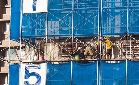 北市副市長任內率先推出囤房稅的張金鶚強調,要緩解房價須多管齊下,不能只單一解方,但實證研究,囤房稅絕對有助益。圖為興建中的建案。(本報資料照片)