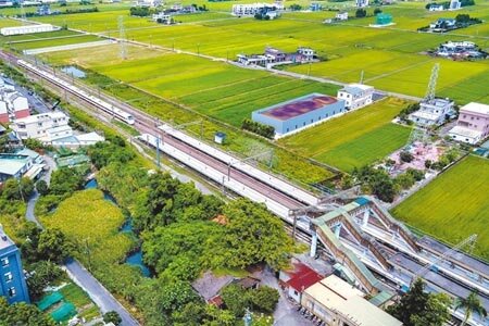 高鐵宜蘭站因交通部傾向設在礁溪四城,引發不少宜蘭藍綠民代反彈,認為四城有位處偏遠、轉乘不便等問題,圖為四城地區空拍照。圖/中時資料照片