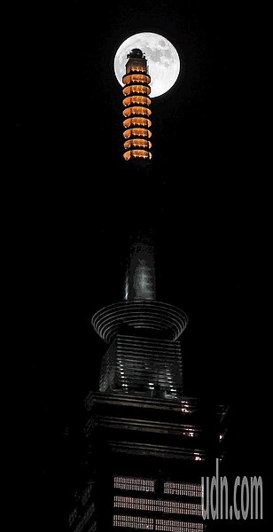 今年中秋節是睽違8年後再度於中秋節迎接真正的「滿月」,一輪明月緩緩上升到台北101塔尖。記者潘俊宏/攝影