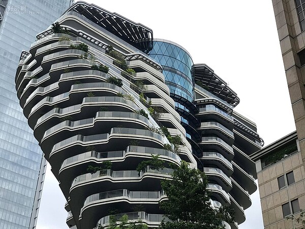 一戶要價18億元的北市豪宅「陶朱隱園」,近日有民眾發現6樓戶晚間亮燈,好奇是不是有住戶實際入住了?圖/好房網News記者黃暐迪攝影