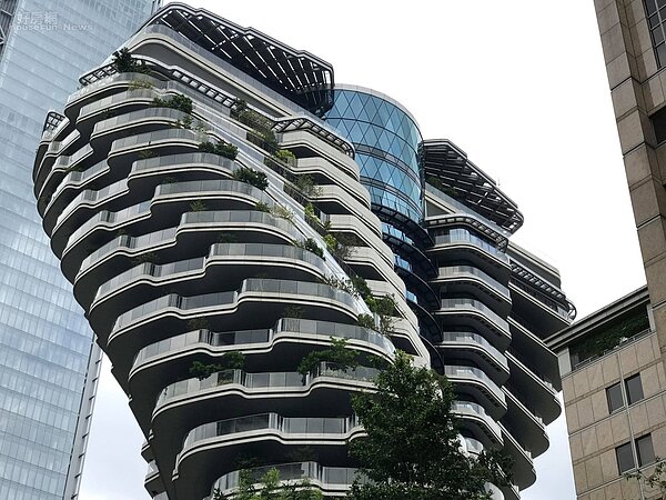 一戶要價18億元的北市豪宅「陶朱隱園」,近日有民眾發現6樓戶晚間亮燈,好奇是不是有住戶實際入住了?圖/好房網News記者黃暐迪攝影