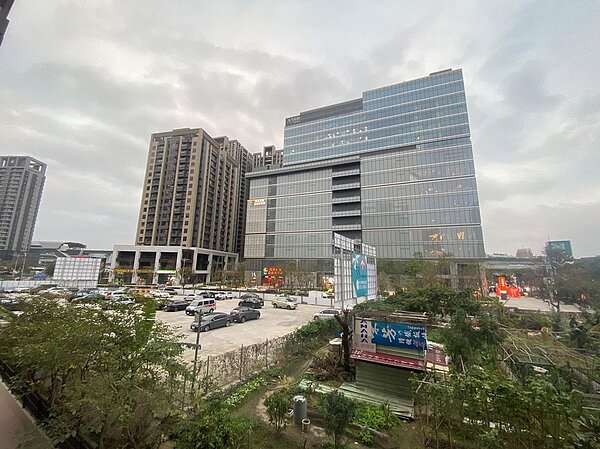 宏匯廣場是新莊、三重、五股、泰山、蘆洲等五大行政區內唯一大型百貨商場,周邊有新北知識產業園區、台灣電影文化園區、行政院新莊聯合辦公大樓,帶來大量就業機會。