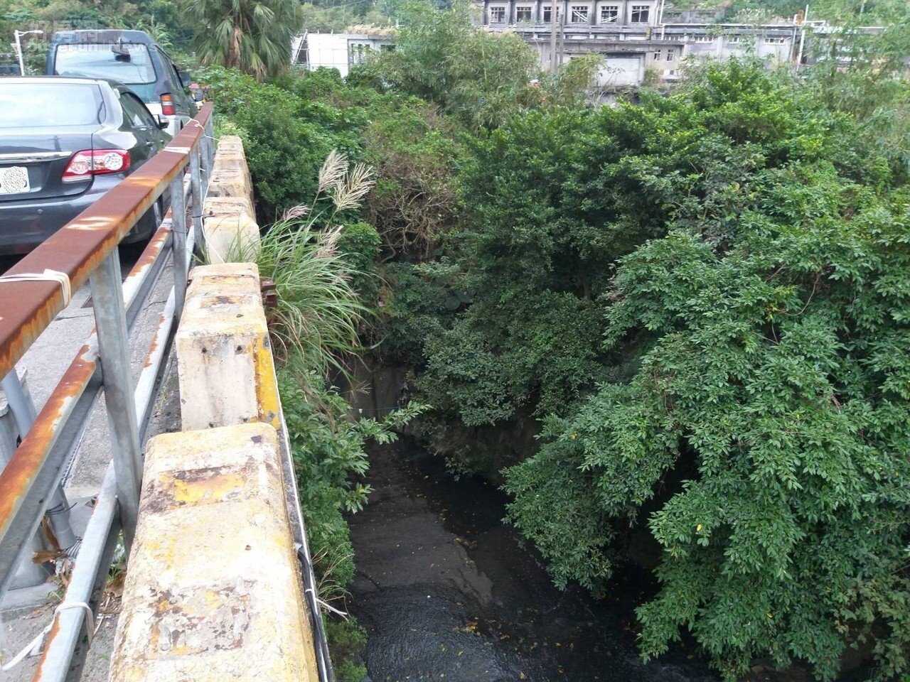 陳姓工程師2016年在基隆市和豐橋探勘水文,因鐵欄杆斷裂墜橋死亡。家屬請求國賠,高等法院判賠2124萬元,最高法院駁回上訴確定。圖為現場,倒U型欄杆事後已拆除。圖/聯合報系資料照片