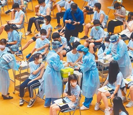 桃園市22日起在校園施打BNT疫苗,市立大園高中一早即開始施打疫苗,成為打下全台第1針的高中。(陳怡誠攝)